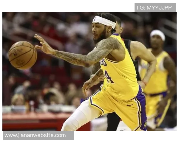 湖人队启程前往凤凰城客场比赛登机照曝光全队士气高涨